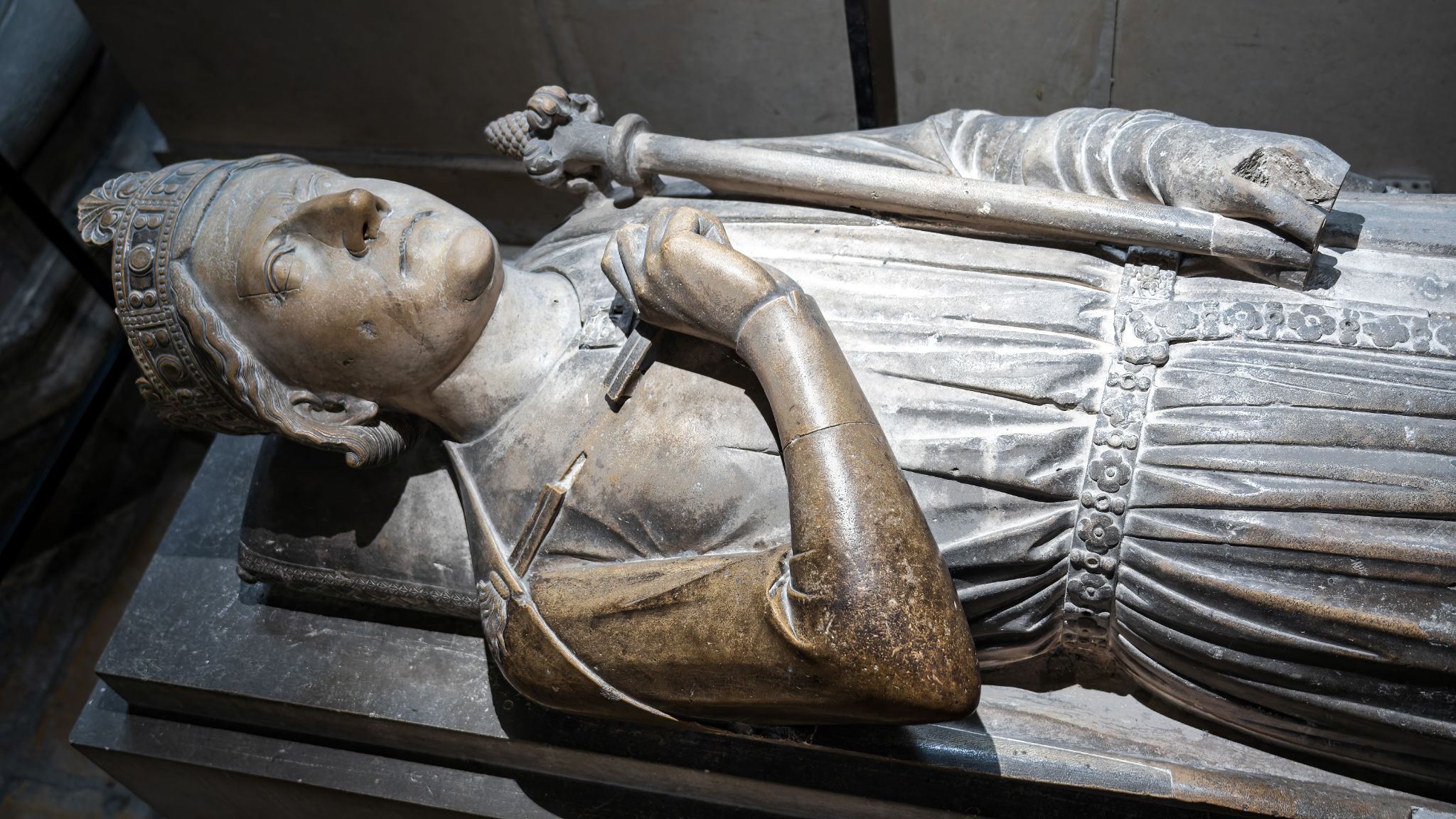20250917 100807 Rouen   Cathédrale   Steinsarg mit dem Herzen des englischen Königs Richard Löwenherz (Rouen war Zentrum englischer Herrschaft in der Normandie)   bearbeitet